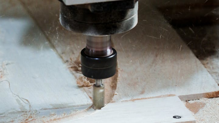mesin cnc sedang bekerja